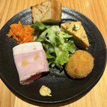 iitoki - 前菜　ハム　カニクリームコロッケ　自家製パン　キッシュ　野菜