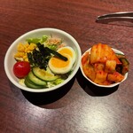 焼肉きたじま - 前菜の(きたじまサラダとキムチの盛り合わせです(o^^o)