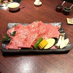 焼肉きたじま - 細やかなサシが入った極上やきしゃぶは軽く炙り、溶き卵に浸して美味しく頂きました(o^^o)