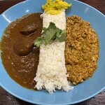 エピタフカレー - 2種盛りカレー(左:ポークビンダルー、右:キーマ)