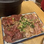 ねぎたん塩・焼肉・お食事 ジャン高山 - たれ3種盛り　右からロース、豚カルビ、鶏もも