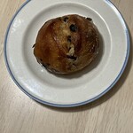 禾の日 - レーズンフルーツフランス¥290(税込) 紫と緑のレーズンやドライフルーツたっぷり入ったハード系パン。ドライフルーツ酸味と甘味が抜群のバランスです♡