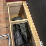 ねぎたん塩・焼肉・お食事 ジャン高山 - 長椅子の下は荷物入れ