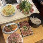 ねぎたん塩・焼肉・お食事 ジャン高山 - セットメニュー勢ぞろい　品数が多いので木製テーブルを出してくれました