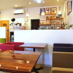 カフェやさしいちから。 - カウンターの下にはケーキが売られています