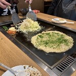 月島もんじゃ たまとや - もんじゃスタッフ調理中