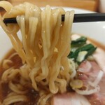 オカモト醤油ヌードル - 変わった形状の太麺