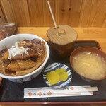ぶた丼のとん田 - ロース・バラ盛合せ　＋　スライスオニオン　