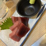 晩杯屋 高円寺純情店 - まぐろ刺し！赤身ではあるが、色にムラがあるのが、中トロ感あって寧ろいい感じ！300円台とは思えないクオリティ！