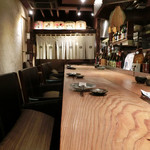 原始焼 まる秀 - かなり居心地感高い、カウンター。