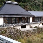 旭酒造 - 橋を渡っていよいよ直売所へ！