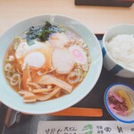 朝日屋 - 中華そばと半ライス。中華そばの画像から調理してくれた人の優しい人柄が見えませんか？
