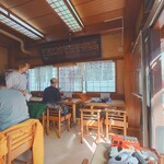 朝日屋 - コロナのときから席を減らしてます。厨房はご家族で活気があって、元気をもらいます!
