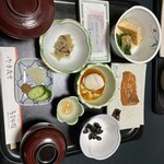 寿屋旅館 - 鮭がダントツ美味しいのですが、厚揚げも小鉢も全て好み。理想的な朝食