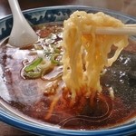 会津らーめん 最上 - 喉越しのいい不揃いの縮れ麺