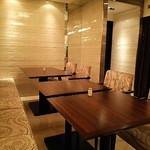 カミノハナ - 内装はとてもモダンでとても中華料理屋さんとは思えません。