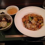 カミノハナ - 本日のⒷランチ、あんかけ焼きそば&蛸の刺身丼です。