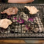 炭火焼 ゆうじ - カシラとホルモンを焼き中