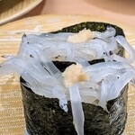 回し寿司 活 活美登利 - 白魚を軍艦で