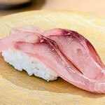 回し寿司 活 活美登利 - いさきも塩で食べる。美味い。
