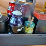 無添くら寿司 - テーブルにあったもの（箸などは下の黒いケースに有りました）