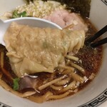 らーめん 稲荷屋 - みっちりと詰まった餡ネギなのかニラなのか分からないが僅かに見られます