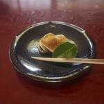 虎屋 壺中庵 - 粟麩に餡を挟んで焼いたお菓子。