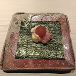 焼鳥 篠原 - 生鶏　海苔にくるんで一口で。卵黄漬けの濃厚さと鶏のあっさり感、海苔の食感と風味のバランスとマッチングが見事でした。