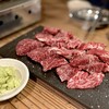 Nikuya Horimoto - 和牛上サガリ（¥2,780税込 × 3人前）
                見て！この上等なサガリ！(≧∀≦) ₊˚⊹☆
                脂は控えめなのに、旨みは濃ゆ〜いの♡
                ハラミやサガリのいいものを出せる焼肉屋がいい焼肉屋ですよ！
