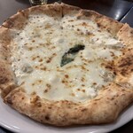 トラットリア エ ピッツェリア アミーチ - 4種類のチーズピッツァ。