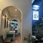 トラットリア エ ピッツェリア アミーチ - アミーチ店舗入り口から横。