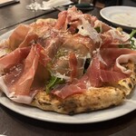トラットリア エ ピッツェリア アミーチ - 生ハムと美味しいサラダのピッツァ。