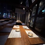 わらやき屋 - 店内は広くて、席もゆったり。清潔感、高級感もある。