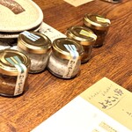 わらやき屋 - お通しの新鮮野菜用のマヨネーズや味噌、食べるラー油など。