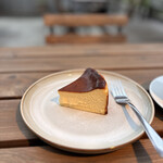 ピースバイピースコーヒー - バスクチーズケーキとカプチーノ