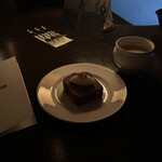 ダーヂ - 手前：キャロットケーキ  奥：ホットチャイ