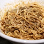 担担麺家 たけうち - 麺を混ぜた後、2種類の花椒をさらさらと。　　　　　　        いい香りが漂います♪