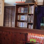 そば処 石ヶ谷 - 新聞・雑誌・マンガ本あり。棚上にはラジカセでFM放送を。