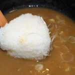 瑞生庵 - このおにぎりはデフォルト　グリーンカレー(通称みどりちゃん)には付いていないので、おにぎりを追加するといいよ