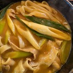瑞生庵 - ネギがたっぷりで麺が見えづらかったので、引っ張り出した(上部)