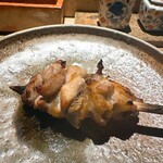 炭割烹 新谷 - 熊野地鶏もも(膝下)の塩焼き ◎