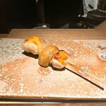 炭割烹 新谷 - 熊野地鶏のむね肉とホワイトマッシュルーム