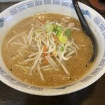 麺屋　玄徳 - 料理写真:味噌ラーメン850円
具少ない…
650円が適正価格。儲けすぎ。
てか、ぼってます