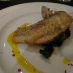 XEX ATAGO GREEN HILLS / Salvatore Cuomo Bros. - カリカリに仕上げた甘鯛のうろこ焼き 柔らかく蒸した鮑とサフラン風味の蛤のソースで柚子の香りの泡をのせて