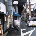 肴 - この先行けば鶴橋駅前の交差点