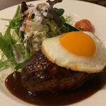 洋食屋 クローバー - 目玉焼きが乗ったスタイル。しっかりとした肉感があり、食べごたえも十分です。