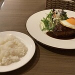 洋食屋 クローバー - 自家製手ごねハンバーグと、ライス。