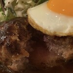 洋食屋 クローバー - 箸を入れた瞬間に肉汁がじゅわっと溢れ出します。