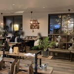 洋食屋 クローバー - ブラウンを基調とした落ち着いた雰囲気で、おしゃれな空間です。