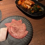 板前焼肉 一笑 - 上塩タン1切れ焼いちゃった